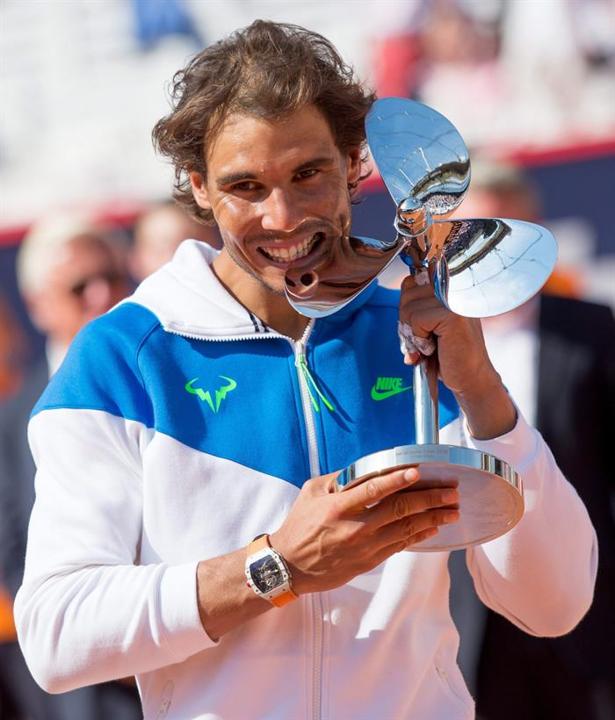 Rafael Nadal bites trophy in Hamburg 2015 - Rafael Nadal Fans