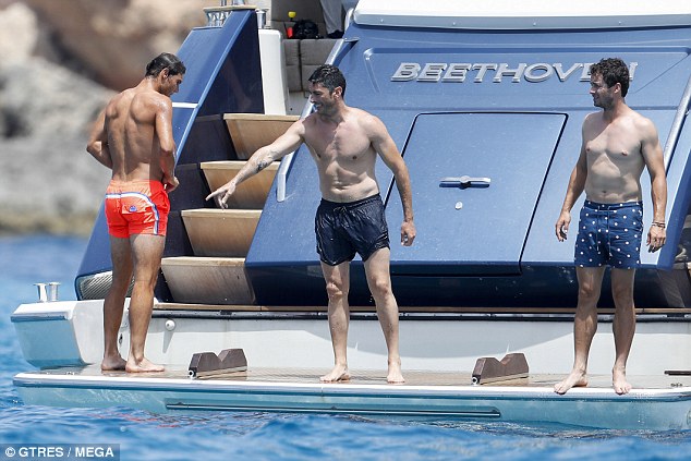 Shirtless Rafael Nadal joined by friends on holiday in Spain 2018 (1) – Rafael  Nadal Fans